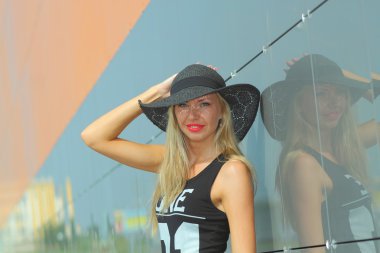 arka plan duvar ayna üzerinde trendy kız