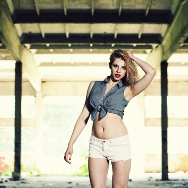 trendy kız poz hangar terk etti.