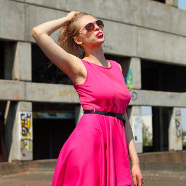 terk edilmiş Fabrika arka plan üzerinde sarışın