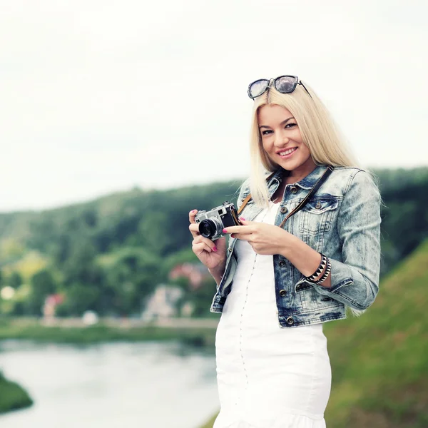 Hipster tjej fotograferad på vintage kamera — Stockfoto