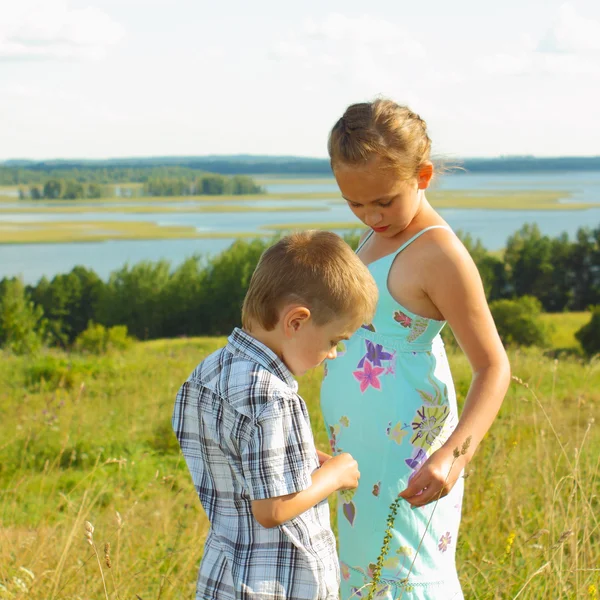 Broer en zus spelen op aard — Stockfoto