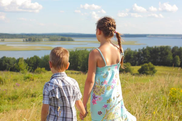 Broer en zus spelen op aard — Stockfoto