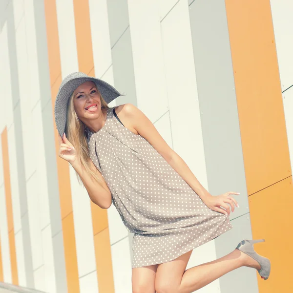 Belle fille s'amuser près du mur orange — Photo