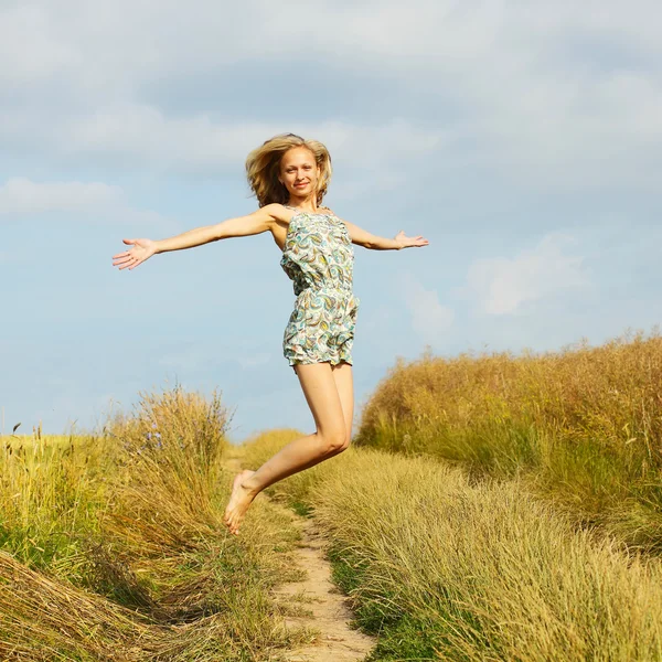 Молодая женщина прыгает через голубое небо — стоковое фото