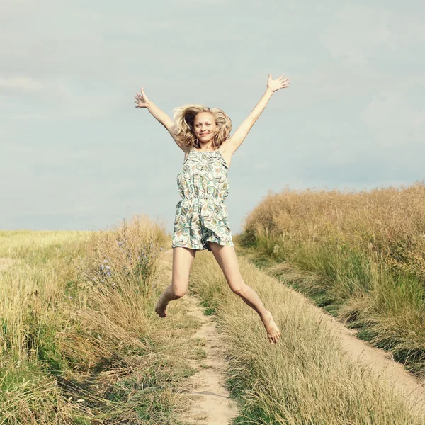 Jeune femme sautant par-dessus le ciel bleu — Photo