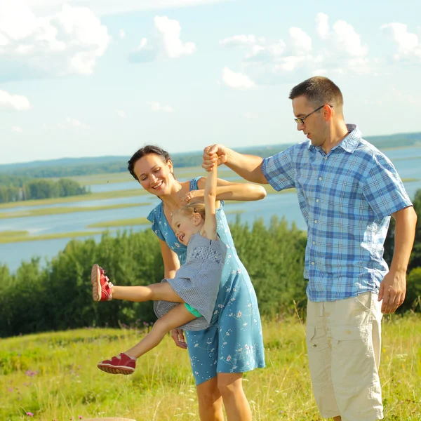 Familia dando un paseo al aire libre — Foto de Stock