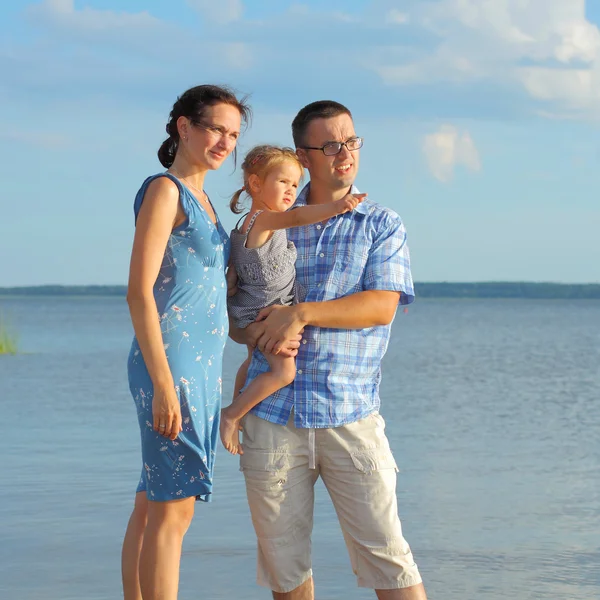 Jeune famille s'amuser sur la plage — Photo