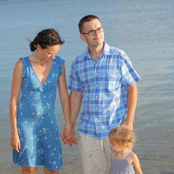 Junge Familie hat Spaß am Strand — Stockfoto