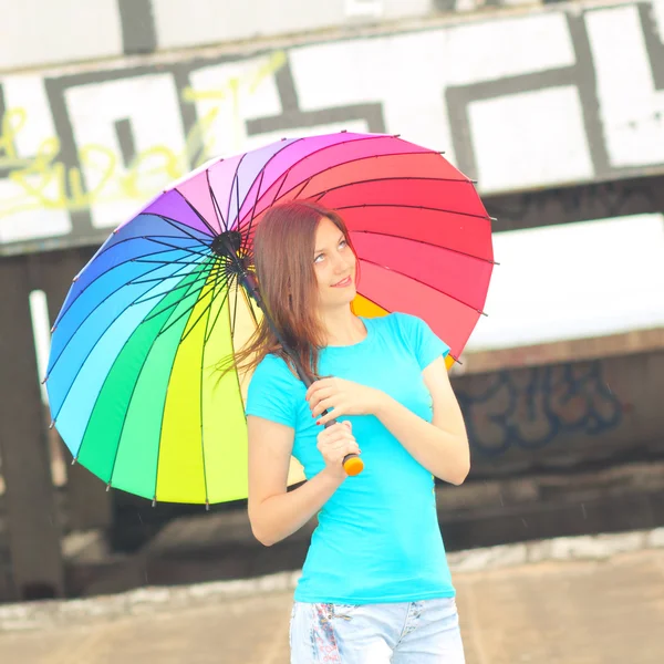 彩虹伞在房子的屋顶上的女孩 — 图库照片