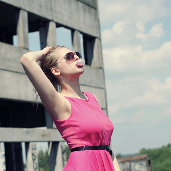 Blonde sur fond d'usine abandonnée — Photo