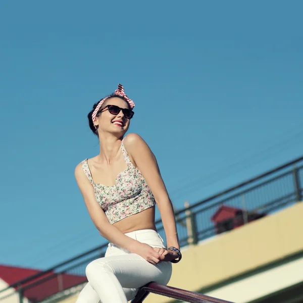 Vintage positive Mädchen mit Sonnenbrille — Stockfoto