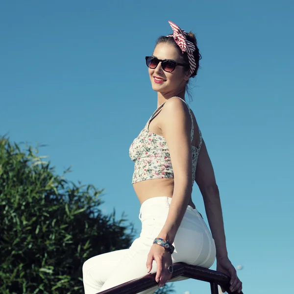 Vintage fille positive dans les lunettes de soleil — Photo