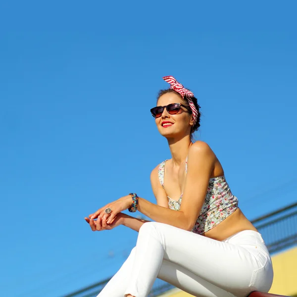Винтажная позитивная девушка в солнечных очках — стоковое фото