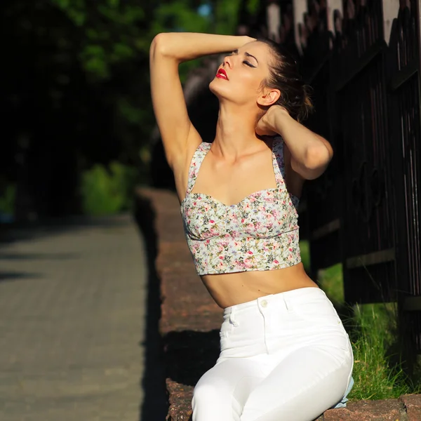 Mujer joven en gafas de sol —  Fotos de Stock