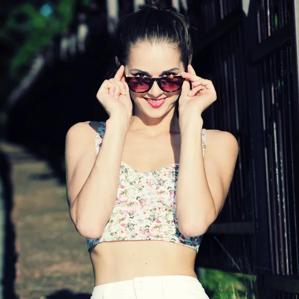 Young woman in sunglasses — Stock Photo, Image