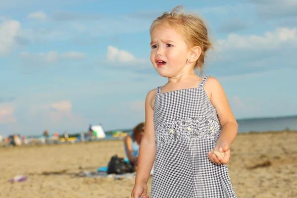 Crying little girl on the beach — Stock Photo, Image