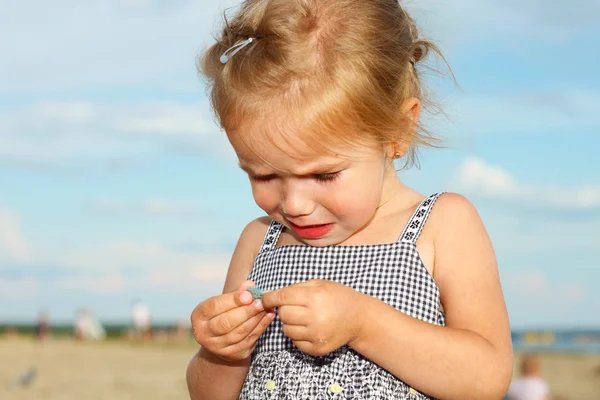 Crying little girl on the beach — Stock Photo, Image