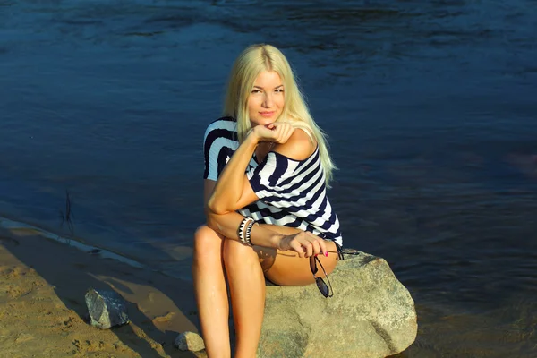 Blondine in gestreifter Bluse genießt am Strand — Stockfoto