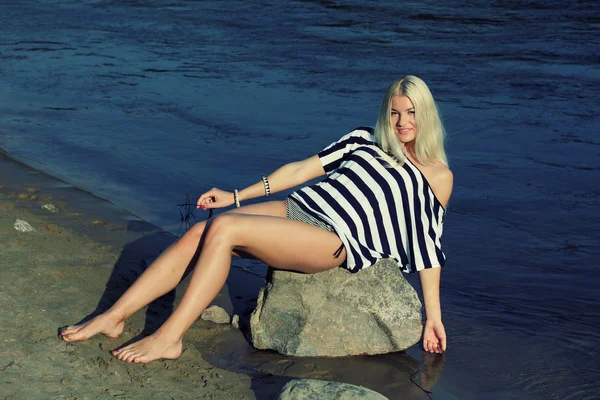 Blonde in striped blouse genieten op het strand — Stockfoto