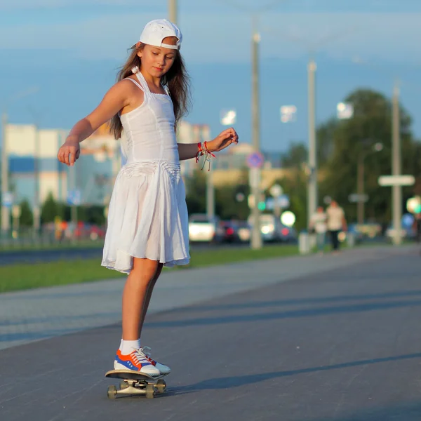 Tonårsflicka ridning skateboard — Stockfoto