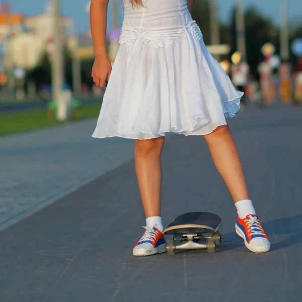 Pernas adolescentes em tênis com skate — Fotografia de Stock