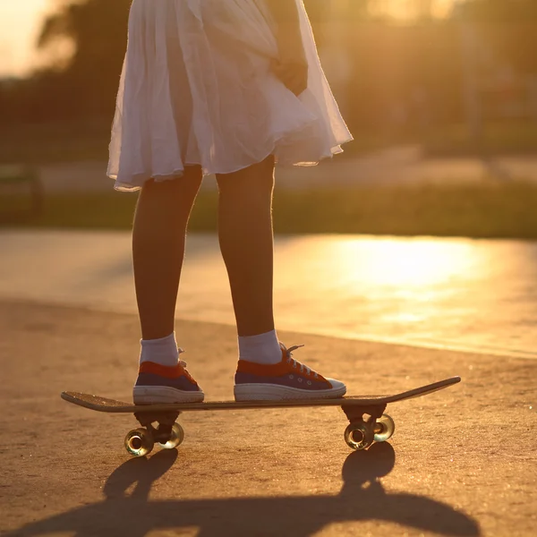 Teenager legs in sneakers on skateboard — Stock Photo, Image