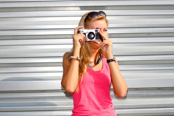 现代时髦女孩用老式的相机 — 图库照片