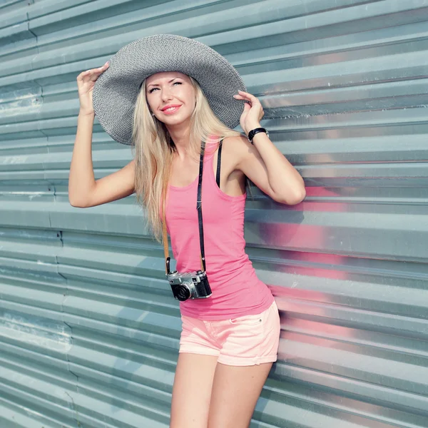 Chica hipster moderna con cámara vintage — Foto de Stock