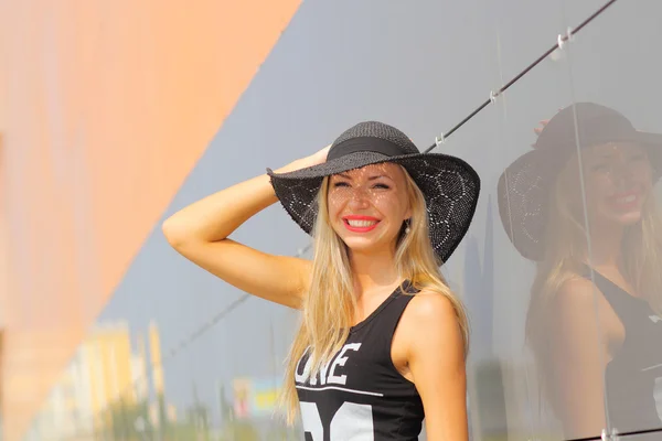 Chica en sombrero vintage cerca de la pared del espejo —  Fotos de Stock