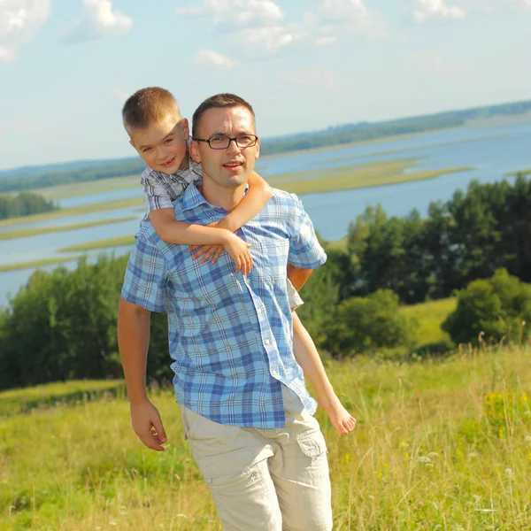 Padre dando suo figlio cavalcare — Foto Stock