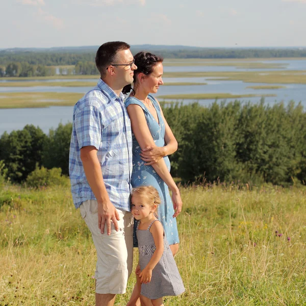 Famiglia felice divertirsi in collina — Foto Stock