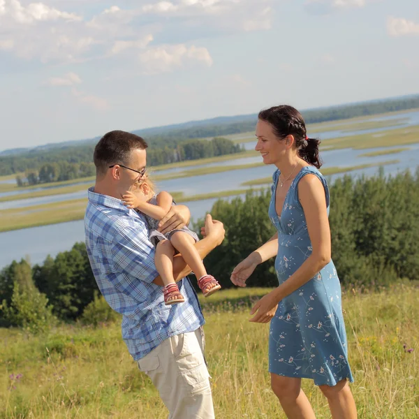 Famille heureuse s'amuser sur la colline — Photo