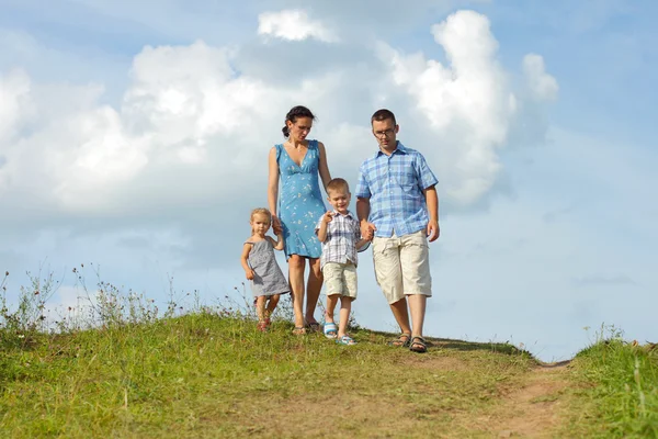 Jeune famille heureuse dans les montagnes — Photo