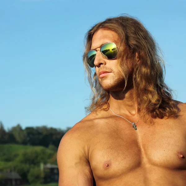 Cesur tıraşsız adam uzun saçlı
