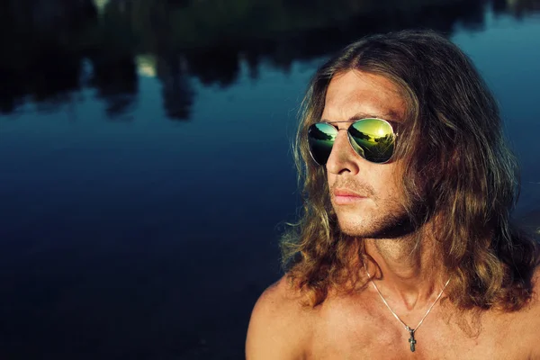 Cesur tıraşsız adam uzun saçlı