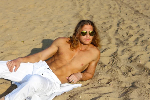 Fitness modelo hombre en la playa —  Fotos de Stock