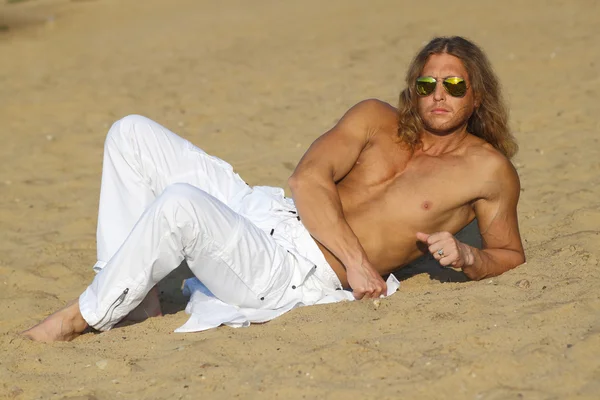 Fitness model man op strand — Stockfoto