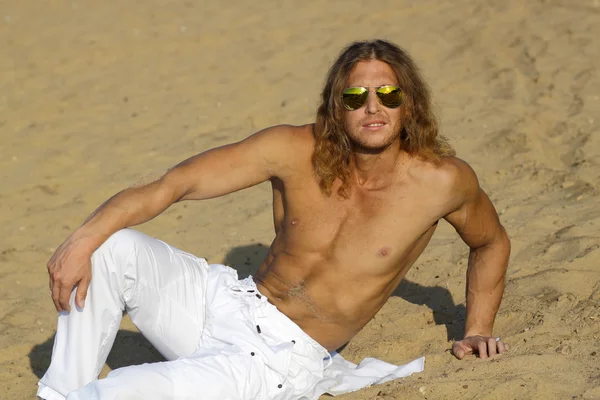 Fitness modelo homem na praia — Fotografia de Stock