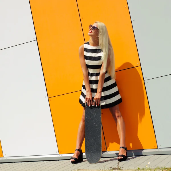 Fille à la mode avec skateboard — Photo