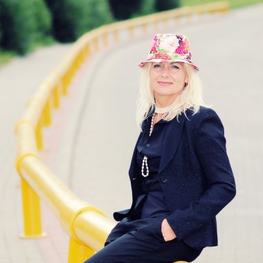 Siyah elbiseli olgun moda kadın