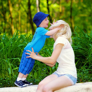 küçük çocuk annesi sarılma