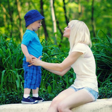 küçük çocuk annesi sarılma