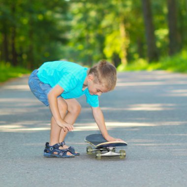 kaykay ile küçük çocuk