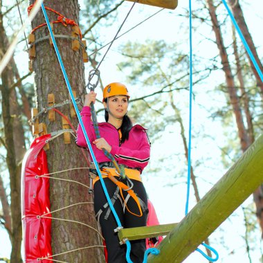 Kız Macera Park'ta eğleniyor