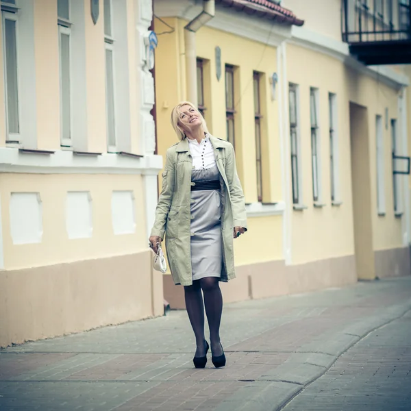 Senior business woman in city — Stock Photo, Image