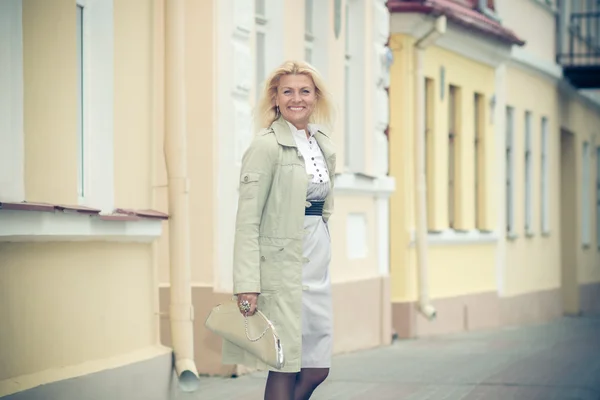 Senior Geschäftsfrau in der Stadt — Stockfoto