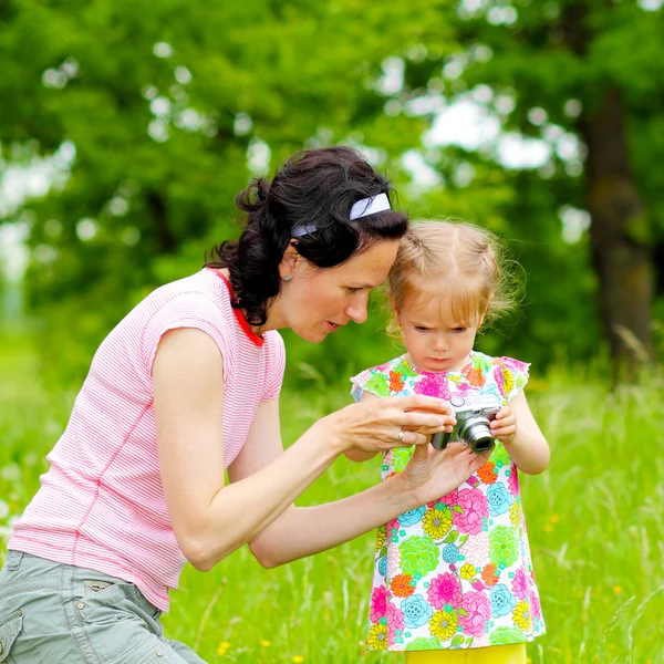 Liten flicka lärande fotografering — Stockfoto