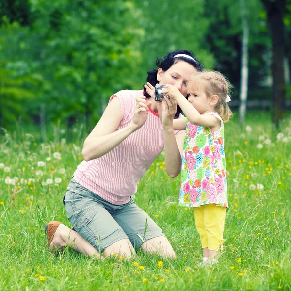 Petite fille apprendre la photographie — Photo