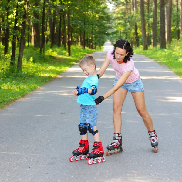 Mère et fils apprennent le roller — Photo