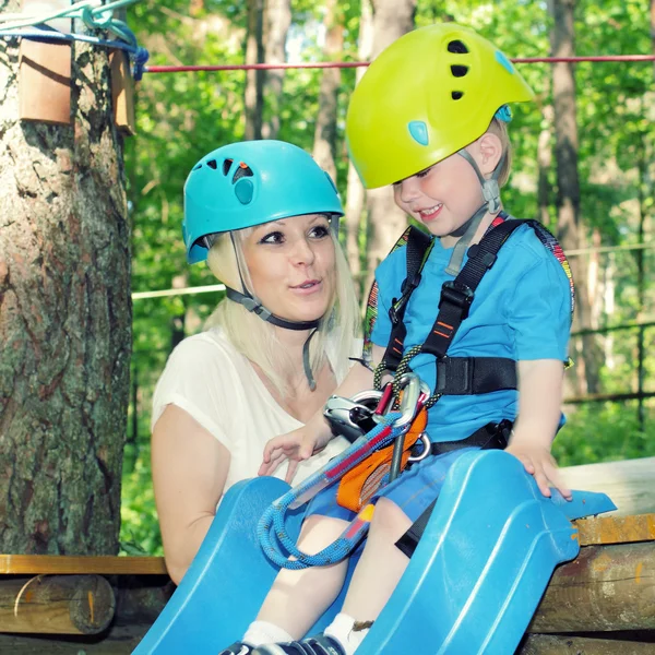 Mamma e figlio arrampicata alberi — Foto Stock